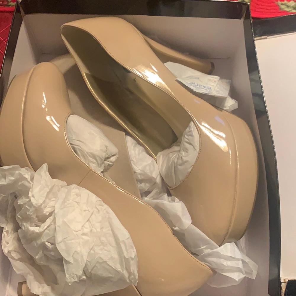 Never worn guess nude patent leather shoes